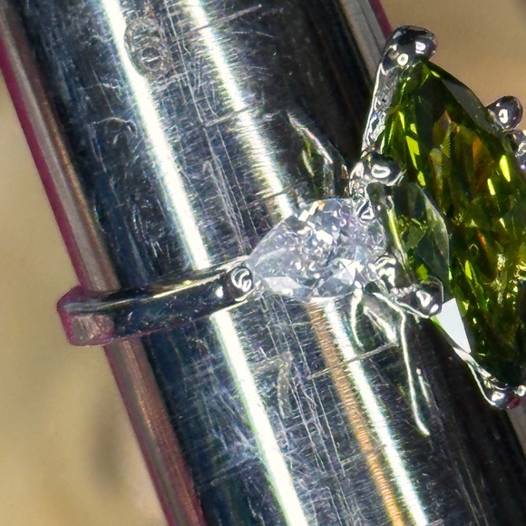 R7. Stunning Marquise-Cut Peridot Swarovski Ring with Clear Accents - Size 6.75 - Picture 5 of 6